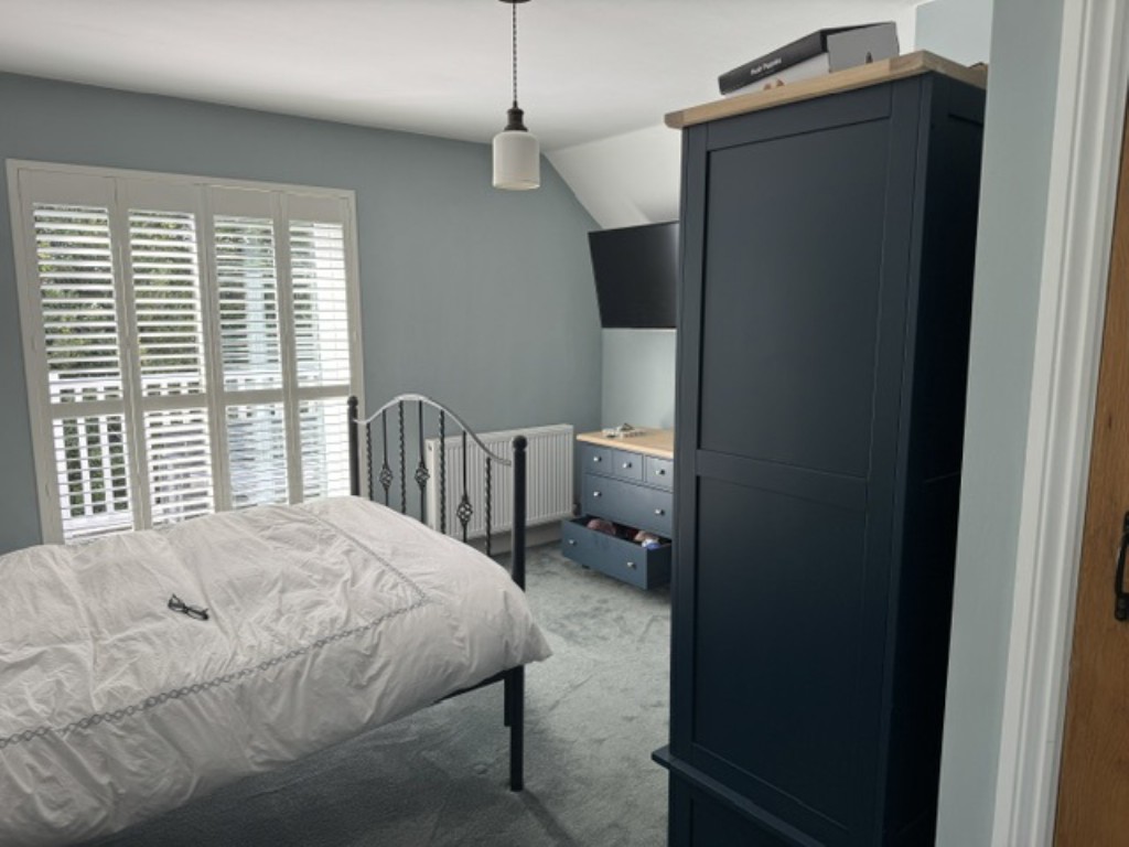 Lot: 77 - FORMER STABLE BLOCK ARRANGED AS A CHARMING COTTAGE WITH GARAGE AND GARDENS - Main Bedroom